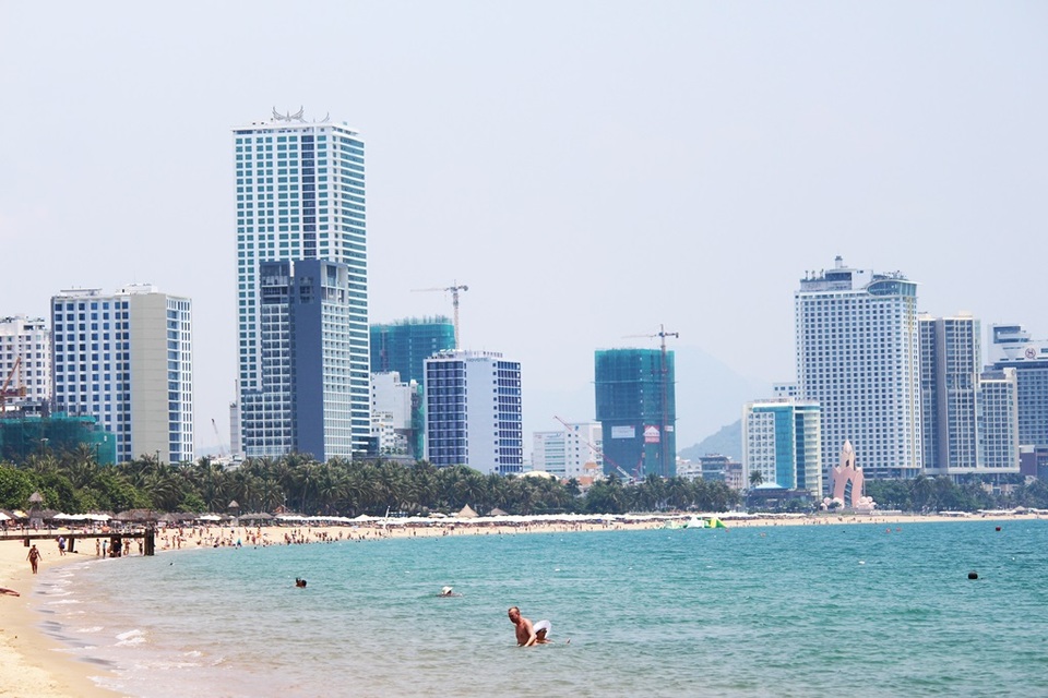 Vì sao đề xuất lấn Vịnh Nha Trang gây dư luận trái chiều? - 5 Ngoài ra, ý tưởng cũng đề xuất khu Ana Mandara - Công viên Phù Đổng (đoạn dừa xanh) cũng là khu lấn ra hướng biển. Theo đó, thay đổi công năng khu này thành một tổ hợp chăm sóc sức khỏe, sắc đẹp hiện đại và cao cấp