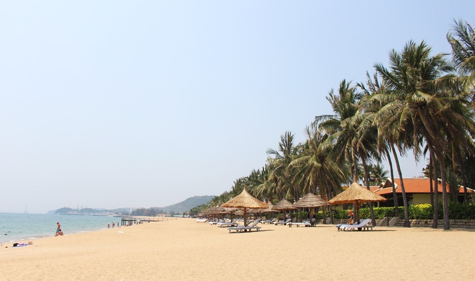 Vì sao đề xuất lấn Vịnh Nha Trang gây dư luận trái chiều? - 6
Sau khi có ý kiến trái chiều, một lãnh đạo Sở Xây dựng Khánh Hòa, cho biết, tất cả mới chỉ là ý tưởng của chuyên gia nước ngoài. Quan điểm chung của lãnh đạo UBND tỉnh Khánh Hòa là làm cho bãi biển Nha Trang được “rộng hơn, đẹp hơn”