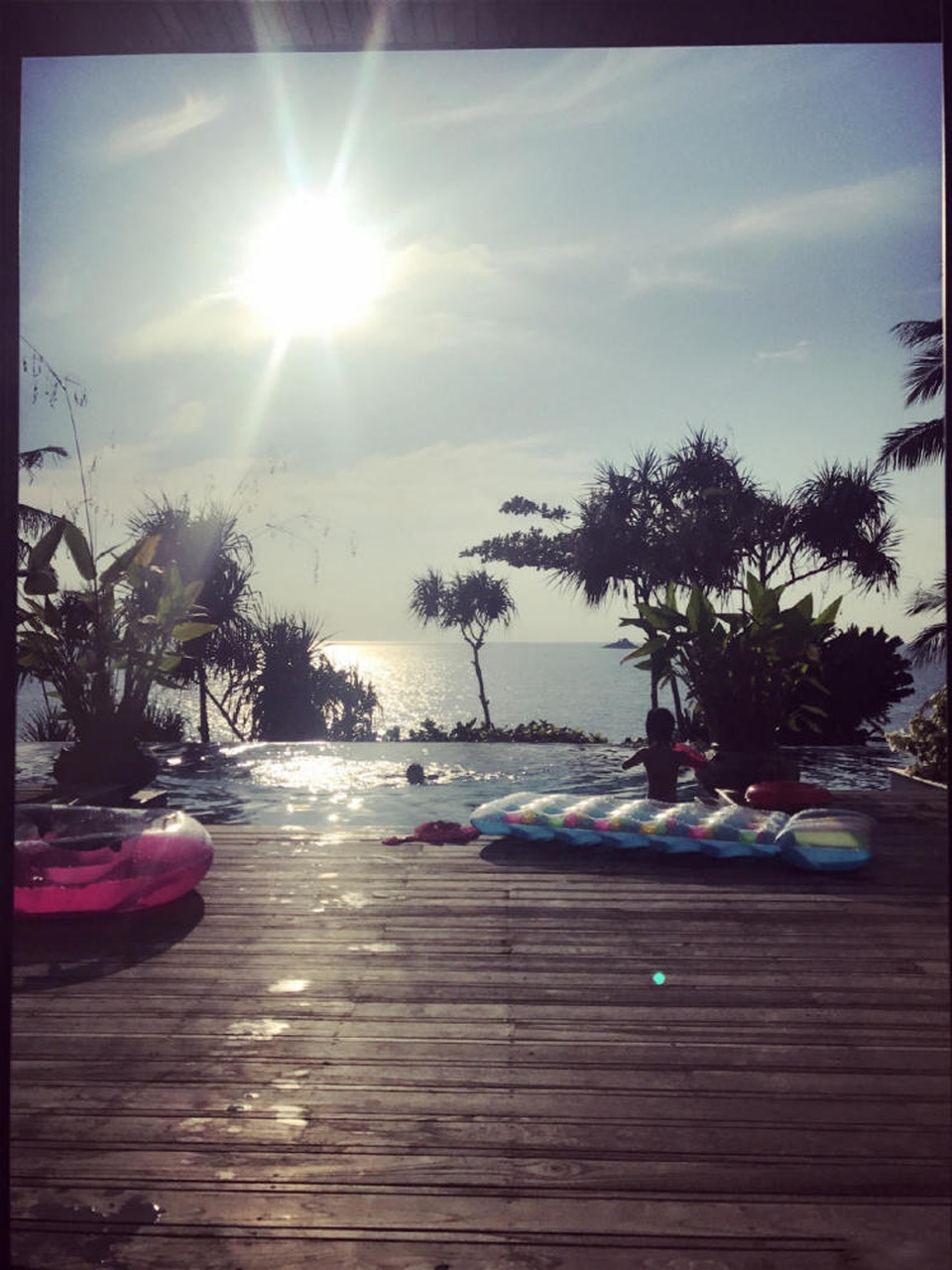 47 tuổi, Chung Lệ Đề khoe thân "nóng bỏng" bên "ông xã" kém 12 tuổi - 2
Mỹ nhân 47 tuổi ghi lại những hình ảnh tuyệt đẹp và thanh bình bên chồng trong kỳ nghỉ rồi chia sẻ trên trang cá nhân.