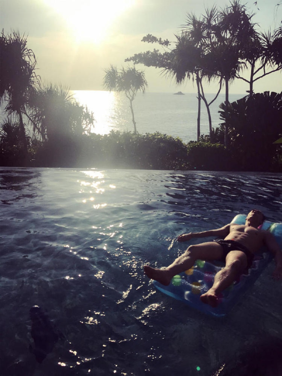 47 tuổi, Chung Lệ Đề khoe thân "nóng bỏng" bên "ông xã" kém 12 tuổi - 3
Trương Luân Thạc dưới ống kính của vợ.