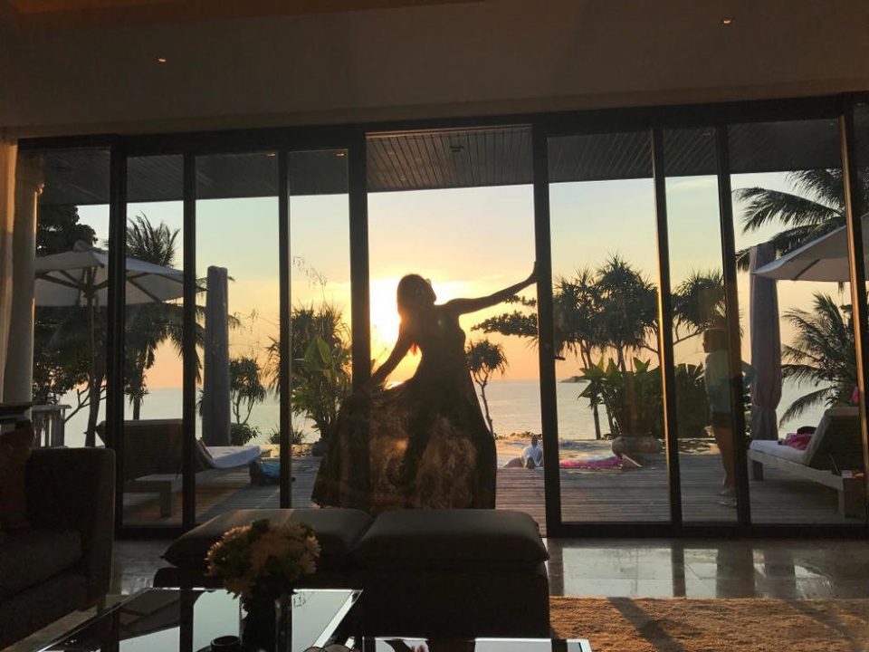 47 tuổi, Chung Lệ Đề khoe thân "nóng bỏng" bên "ông xã" kém 12 tuổi - 4
Hơn chồng tới 12 tuổi và đã qua ba lần sinh nở nhưng Chung Lệ Đề vẫn khiến người ta phải trầm trồ ngưỡng mộ bởi dáng vóc thon thả, săn chắc và gợi cảm.