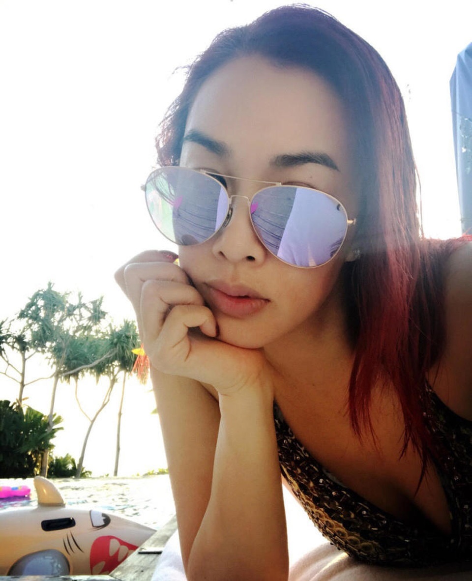 47 tuổi, Chung Lệ Đề khoe thân "nóng bỏng" bên "ông xã" kém 12 tuổi - 7
Năm ngoái, Chung Lệ Đề bất ngờ làm đám cưới với người mẫu kém cô 12 tuổi Trương Luân Thạc sau hai năm hò hẹn. Trương Luân Thạc không ngại dù Chung Lệ Đề từng có 2 đời chồng và có 3 con riêng.