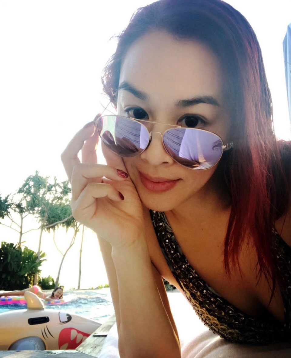 47 tuổi, Chung Lệ Đề khoe thân "nóng bỏng" bên "ông xã" kém 12 tuổi - 8
Mỹ nhân U50 trẻ đẹp và quyến rũ hơn kể từ khi kết hôn. Cả ba cô con gái của Chung Lệ Đề đều sống cùng mẹ và cha dượng dưới một mái nhà. Trương Luân Thạc rất yêu thương và chăm chút các con gái của vợ.