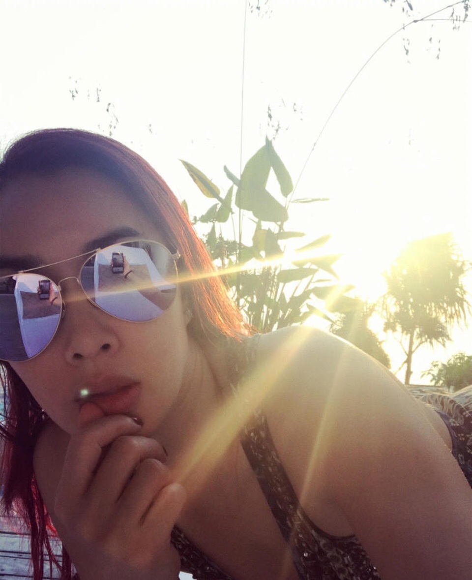 47 tuổi, Chung Lệ Đề khoe thân "nóng bỏng" bên "ông xã" kém 12 tuổi - 10
Fan đã dành nhiều lời khen ngợi cho Chung Lệ Đề sau khi xem loạt ảnh mới nhất của cô.