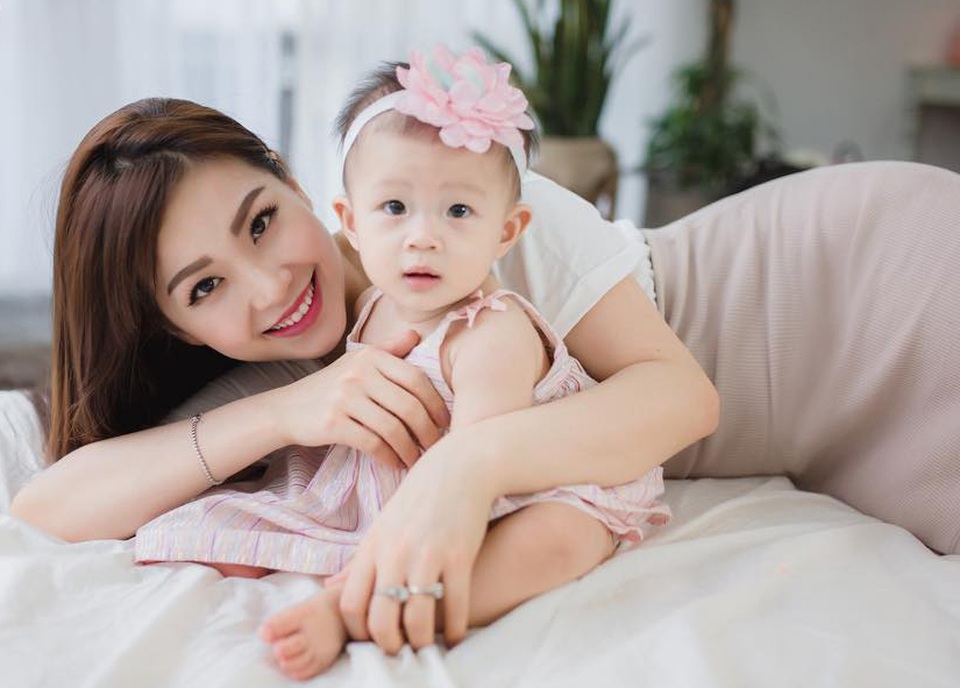 
Á hậu Diễm Trang chia sẻ hình ảnh vô cùng đáng yêu của hai mẹ con, cô tâm sự: Mấy năm trước với mẹ ngày này bình thường, năm nay trở nên đặc biệt hơn khi có bé iu của mẹ. There are something we cant buy, one of such things is our childhood (Tạm dịch: Có một vài thứ chúng ta không thể mua, một trong số những điều đó là tuổi thơ). Chúc cho các bé và các mẹ hôm nay cười thật tươi nha.
