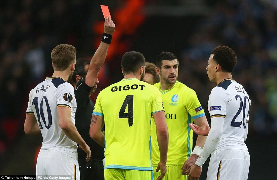 Dele Alli báo hại, Tottenham bị loại khỏi Europa League - 2 Chiếc thẻ đỏ của Dele Alli báo hại Tottenham