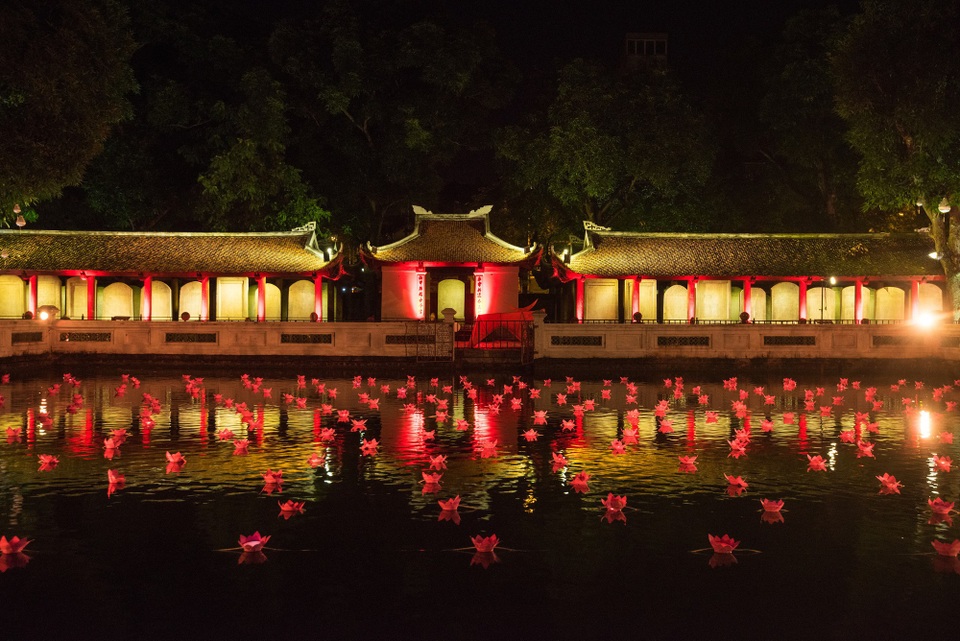 Quán Ăn Ngon phát hành bưu thiếp Thu Vọng Nguyệt quảng bá du lịch - 6 Đêm hoa đăng – Tác giả Nguyễn Việt Thanh.