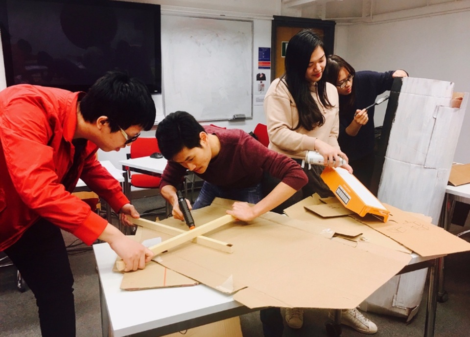 Nhóm các sinh viên Việt Nam tại Anh đang nỗ lực chuẩn bị cho đêm diễn 18/3.