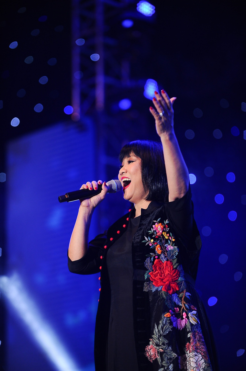 Khán giả vô cùng hào hứng với phần xuất hiện của nữ ca sĩ Cẩm Vân. Chị trình diễn ca khúc Người về bỗng nhớ với giai điệu hào hùng, rộn ràng.