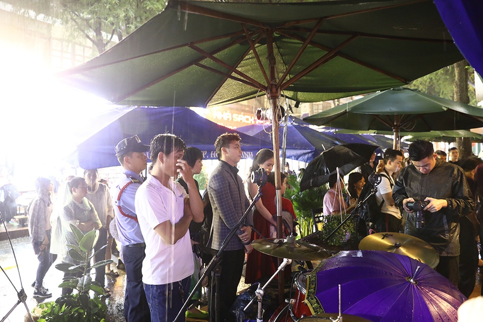 Sài Gòn mưa tầm tã, đêm nhạc "Nhớ Trịnh Công Sơn" vẫn ấm áp - 8 Ngoài trời mưa tầm tã, ca sĩ Lân Nhã kiên nhẫn chờ đợi đến phần trình diễn của mình