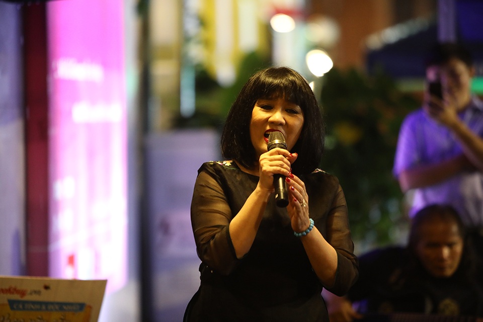 Sài Gòn mưa tầm tã, đêm nhạc "Nhớ Trịnh Công Sơn" vẫn ấm áp - 6 Ca sĩ Cẩm Vân cũng góp mặt trong đêm nhạc đặc biệt lần này với ca khúc “Em còn nhớ hay em đã quên” và Nối vòng tay lớn.