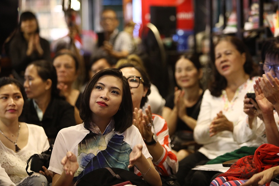 Sài Gòn mưa tầm tã, đêm nhạc "Nhớ Trịnh Công Sơn" vẫn ấm áp - 4 Khán giả vẫn dành tình cảm cho đêm nhạc dù ngoài trời mưa khá lớn