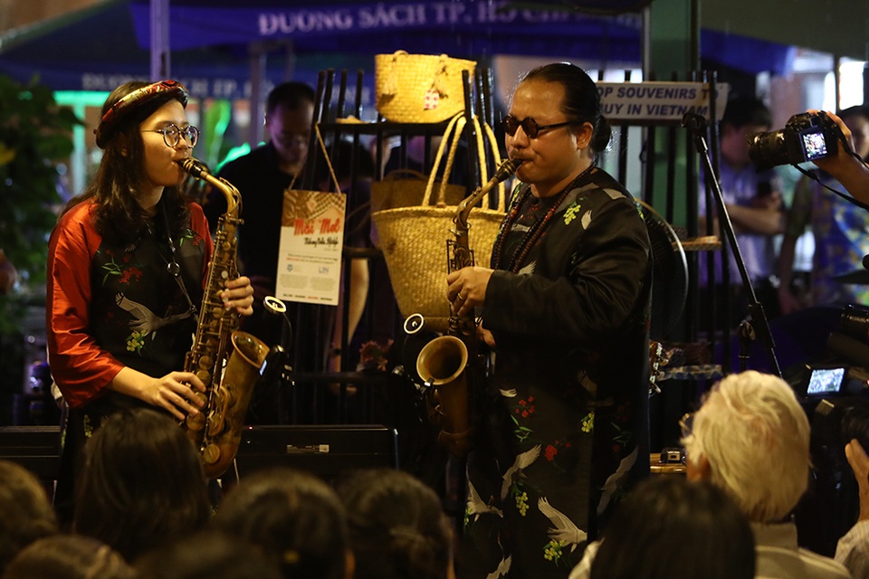 Sài Gòn mưa tầm tã, đêm nhạc "Nhớ Trịnh Công Sơn" vẫn ấm áp - 7 Hai cha con nghệ sĩ saxophone Trần Mạnh Tuấn cũng gửi đến khán giả những tình khúc da diết, nồng nàn qua tiếng kèn saxophone