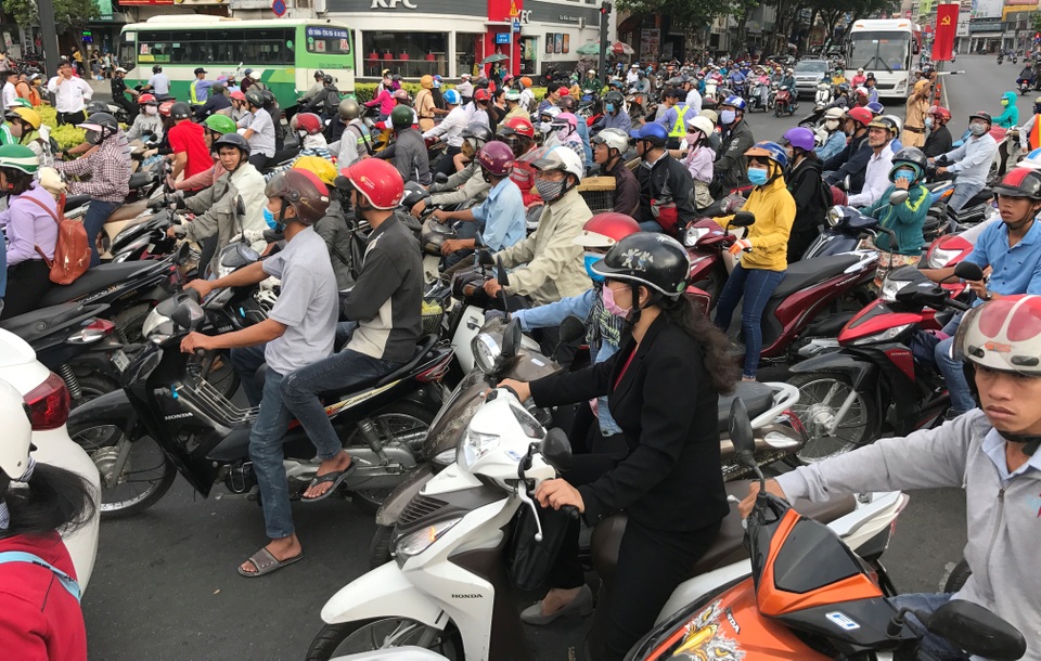 CSGT dầm mưa điều tiết giao thông sáng đầu tuần - 14 Đến hơn 9h cùng ngày, giao thông mới dần được ổn định. Tuy nhiên các lực lượng điều tiết vẫn có mặt tại hiện trường để hướng dẫn giao thông.