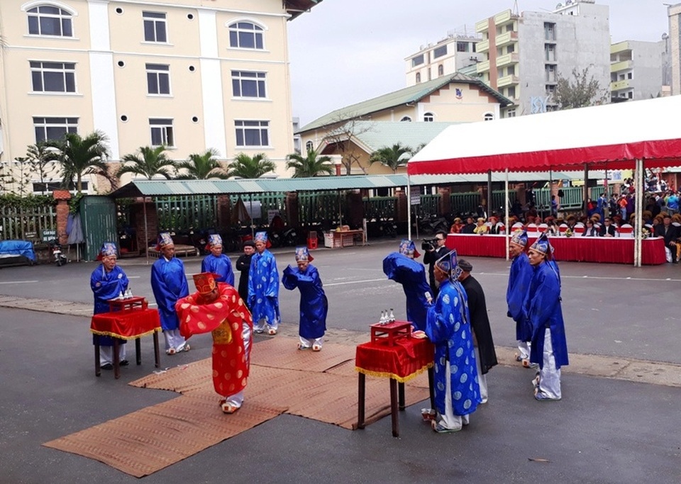 Dùng cần cẩu, ô tô vận chuyển chiếc bánh dày khổng lồ - 9 Nghi thức tế bánh được thực hiện ngay sau đó