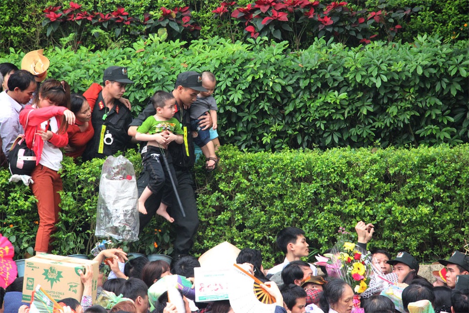 Lễ giỗ Tổ Hùng Vương được tổ chức sớm hơn năm trước 1 tiếng - 2 Lễ giỗ Tổ Hùng Vương năm 2016 đã có thời điểm khu vực cổng lên Đền Thượng xảy ra tình trạng chen lấn, xô đẩy; nhiều du khách đã có dấu hiệu kiệt sức, lực lượng an ninh đã phải trợ giúp đưa vào lán y tế nghỉ ngơi.