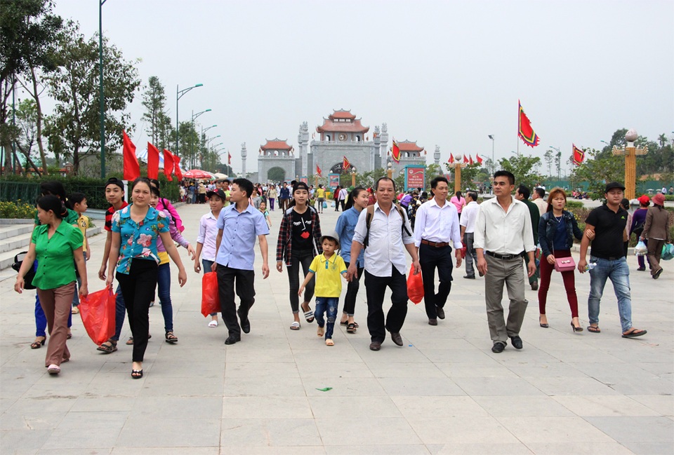 Lễ giỗ Tổ Hùng Vương được tổ chức sớm hơn năm trước 1 tiếng - 4 Ghi nhận của phóng viên Dân trí trong chiều nay (4/4), lượng người đổ về Khu di tích lịch sử Đền Hùng khá đông.