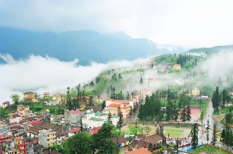 8 lý do khiến Sapa là nơi “tránh nóng” lý tưởng trong mùa hè - 2 Thị trấn Sapa mờ sương vào mỗi buổi sớm.