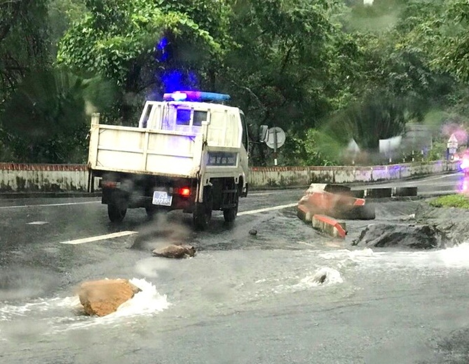 Thông tuyến QL 1A trên đèo Hải Vân sau nhiều ngày bị đất đá lở - 2 Đá các loại trên đường đèo Hải Vân