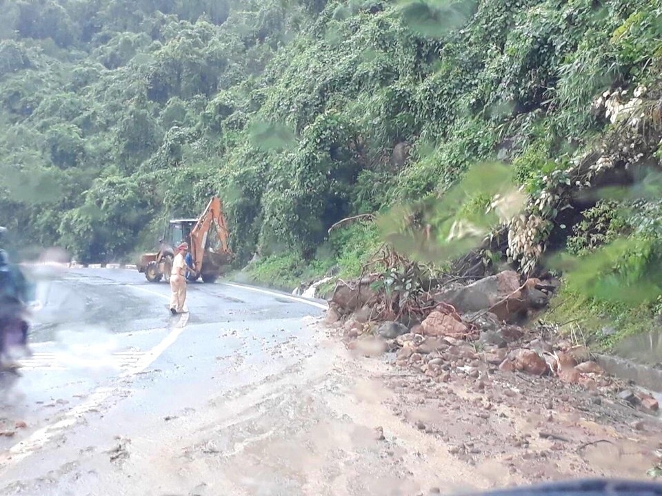 Thông tuyến QL 1A trên đèo Hải Vân sau nhiều ngày bị đất đá lở - 3 Đất bùn kèm theo đá bị sạt lở tại đèo này