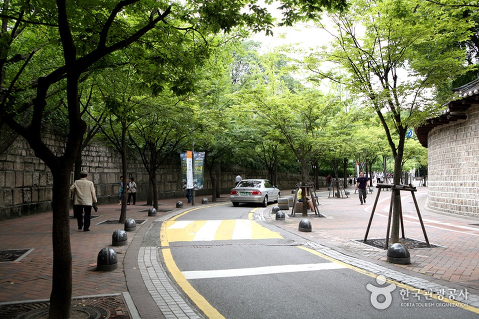 Con đường chỉ kéo dài vỏn vẹn 900m