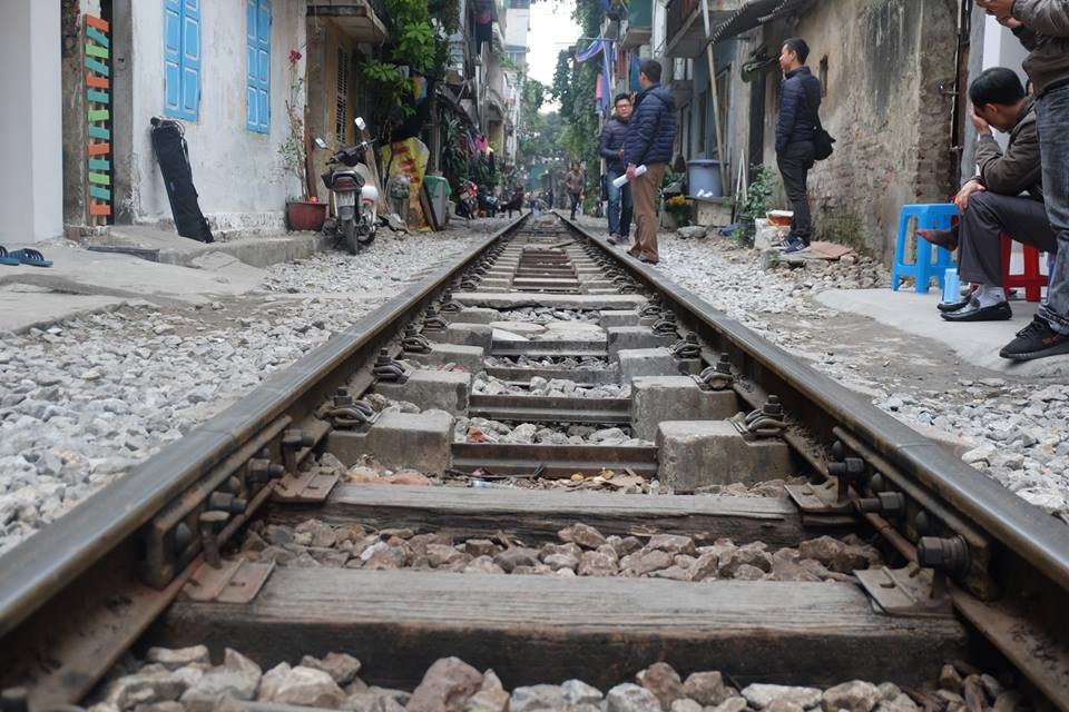 Hà Nội: Dẹp bỏ quán cà phê trên đường ray tàu hỏa - 3 Sáng nay (11/12), lực lượng chức năng đã ra quân dẹp bỏ những hàng quán lấn chiếm hành lang an toàn đường sắt.
