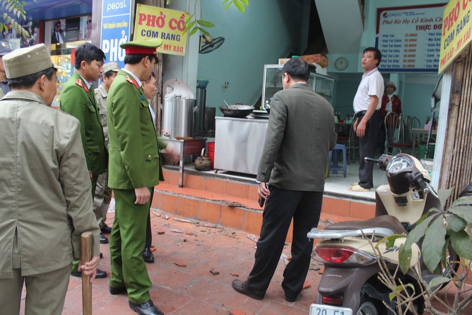 Đập phá nhiều bục bê tông lấn chiếm lòng đường ở Hà Nội - 3 Đập phá nhiều bục bê tông lấn chiếm lòng đường ở Hà Nội - 3