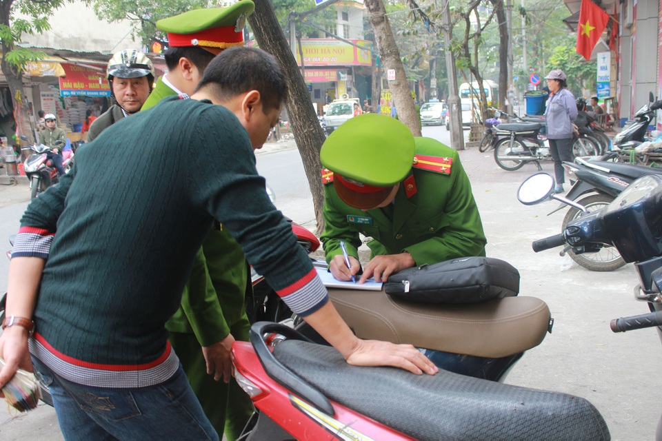 Đập phá nhiều bục bê tông lấn chiếm lòng đường ở Hà Nội - 7 Đập phá nhiều bục bê tông lấn chiếm lòng đường ở Hà Nội - 7