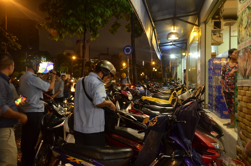 Ông Đoàn Ngọc Hải dẹp vỉa hè xuyên đêm, siêu xe BMW bị xử phạt - 4 Hàng loạt xe máy của quán nhậu đậu chiếm vỉa hè bị xử lý