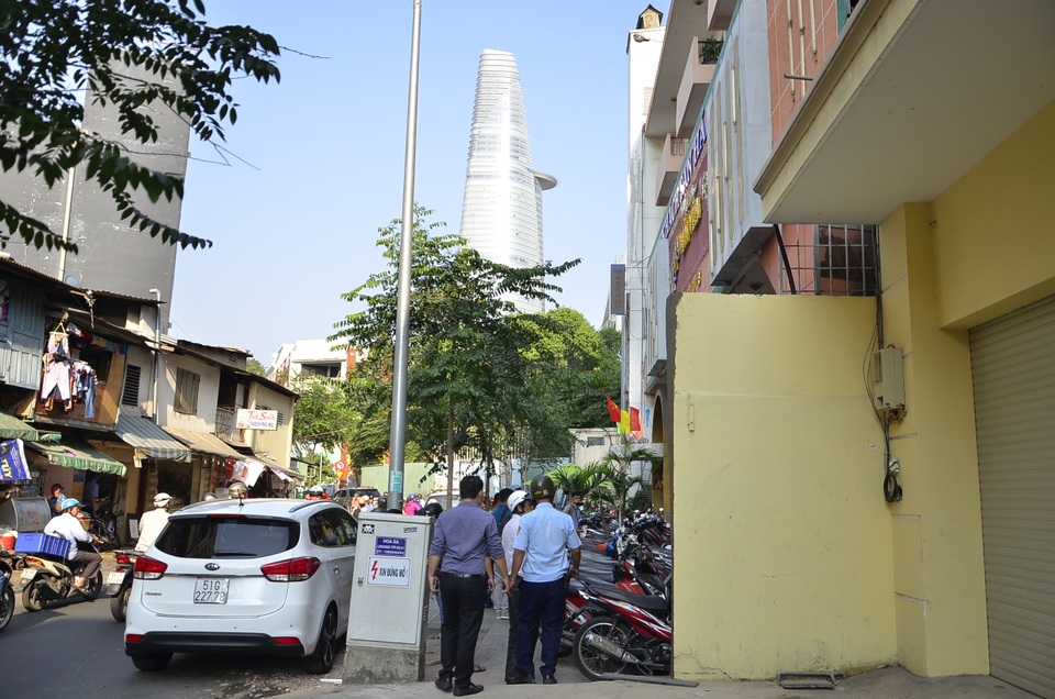 Ông Đoàn Ngọc Hải: “Không có vùng cấm trong xử lý lấn chiếm vỉa hè” - 2 Bức tường xây không phép chiếm vỉa hè trên đường Huỳnh Thúc Kháng