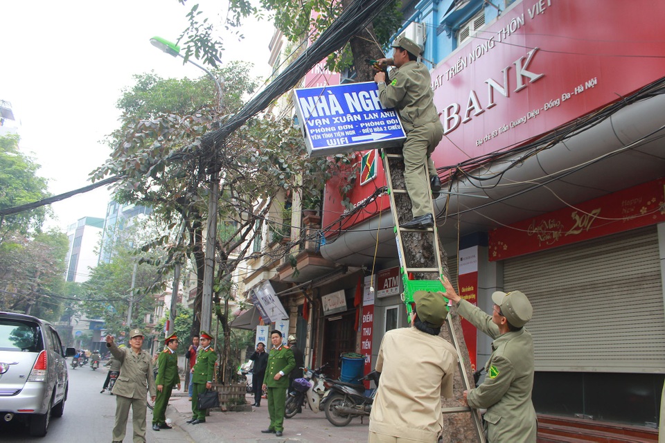Đập phá nhiều bục bê tông lấn chiếm lòng đường ở Hà Nội - 8 Đập phá nhiều bục bê tông lấn chiếm lòng đường ở Hà Nội - 8