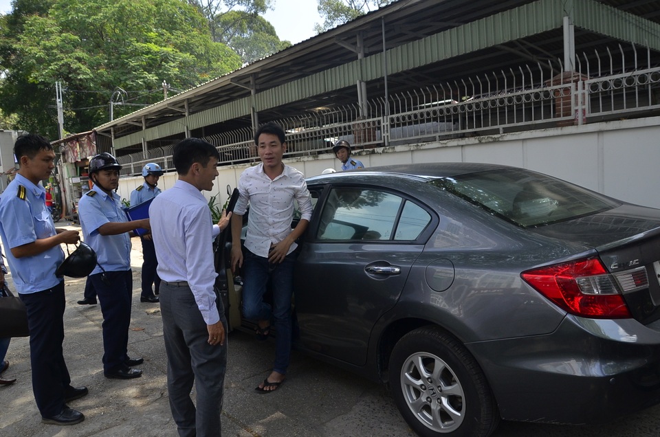 Ông Đoàn Ngọc Hải “mềm mỏng” hơn, người vi phạm vui vẻ chấp hành - 2
Tài xế Nguyễn Vũ Thành được Phó Chủ tịch Quận 1 thông cảm vì mới ở quê lên, chưa thông thạo nhiều nhưng vẫn phải nộp phạt