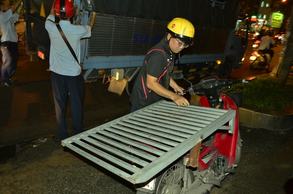 
Người đàn ông lấy lại thang dẫn và đặt lên xe máy chở về nhà
