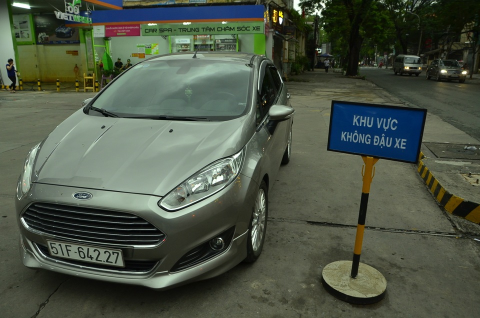 Bất chấp biển báo cấm đậu xe nhưng tài xế vẫn đậu và bị tổ công tác lập biên bản