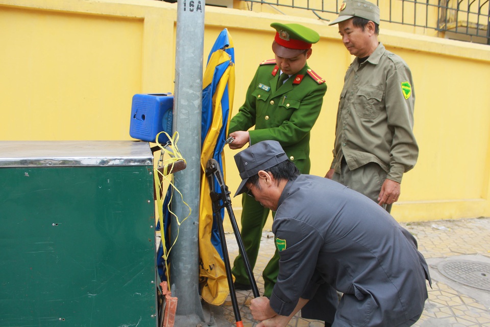 Đập phá nhiều bục bê tông lấn chiếm lòng đường ở Hà Nội - 9 Đập phá nhiều bục bê tông lấn chiếm lòng đường ở Hà Nội - 9