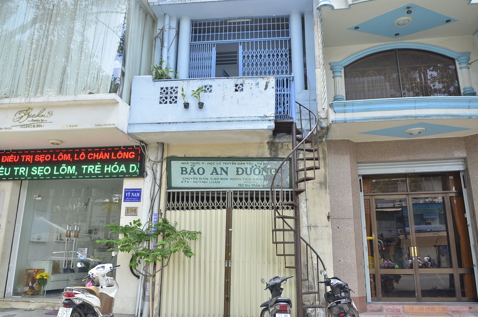 Ông Đoàn Ngọc Hải “mềm mỏng” hơn, người vi phạm vui vẻ chấp hành - 4
Chiếc cầu thang mà ông Hải thông cảm không buộc cưỡng chế, tháo dỡ vì đây là lối đi duy nhất cho gia đình có cụ bà 80 tuổi