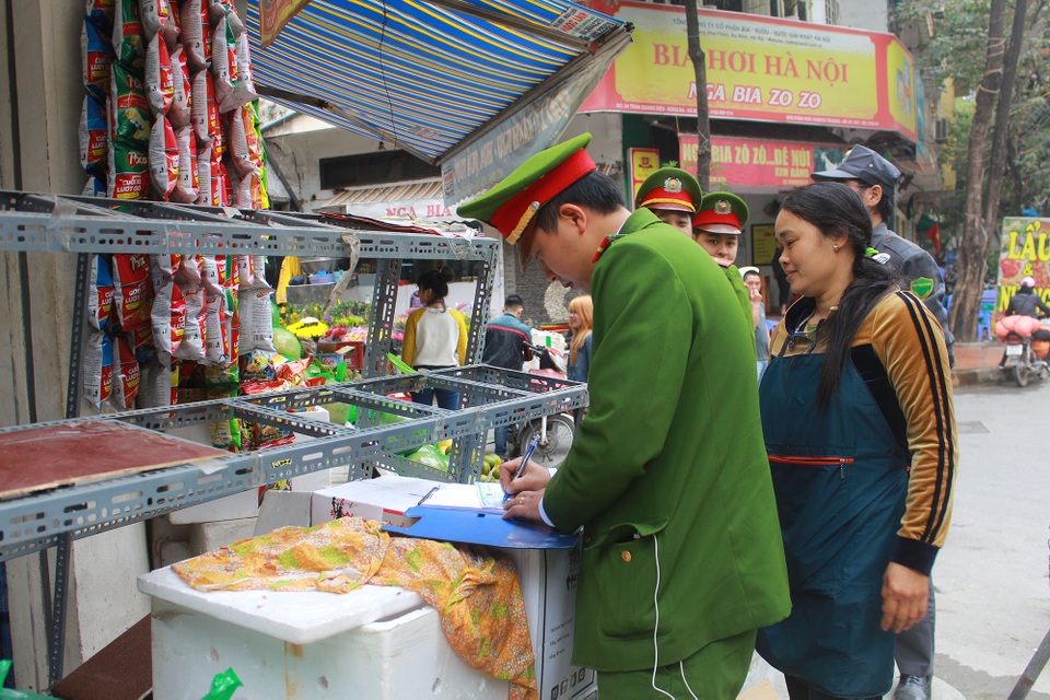 Đập phá nhiều bục bê tông lấn chiếm lòng đường ở Hà Nội - 10 Xử lý tại phố Trần Quang Diệu (Quang Trung, Đống Đa, Hà Nội).