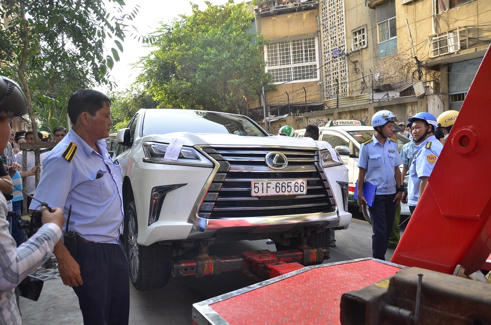 Ông Đoàn Ngọc Hải: “Không có vùng cấm trong xử lý lấn chiếm vỉa hè” - 8 Nhiều ô tô bị cẩu trong chiều 10/3