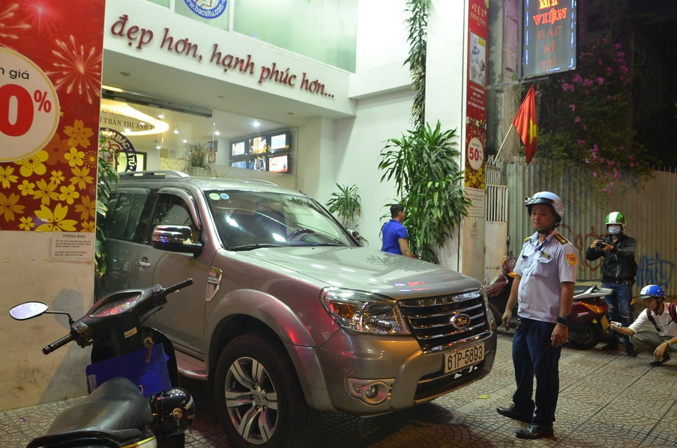Ông Đoàn Ngọc Hải: Nội bộ có người "bán tin" trước khi đoàn liên ngành ra quân - 5 Theo ông Đoàn Ngọc Hải, dù tài xế đậu xe nhích ra vỉa hè 1 mét cũng bị xử phạt nghiêm