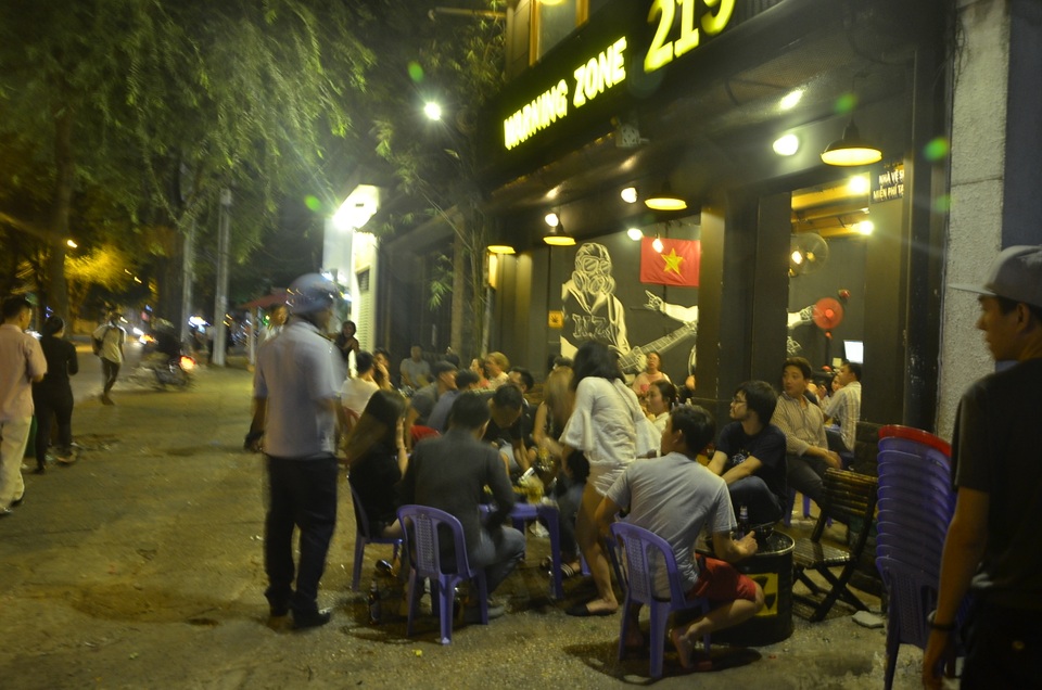 Ông Đoàn Ngọc Hải: Nội bộ có người "bán tin" trước khi đoàn liên ngành ra quân - 3 Một quán nhậu trên đường Nguyễn Văn Thủ (phường Đa Kao) kê bàn ghế tràn ra vỉa hè