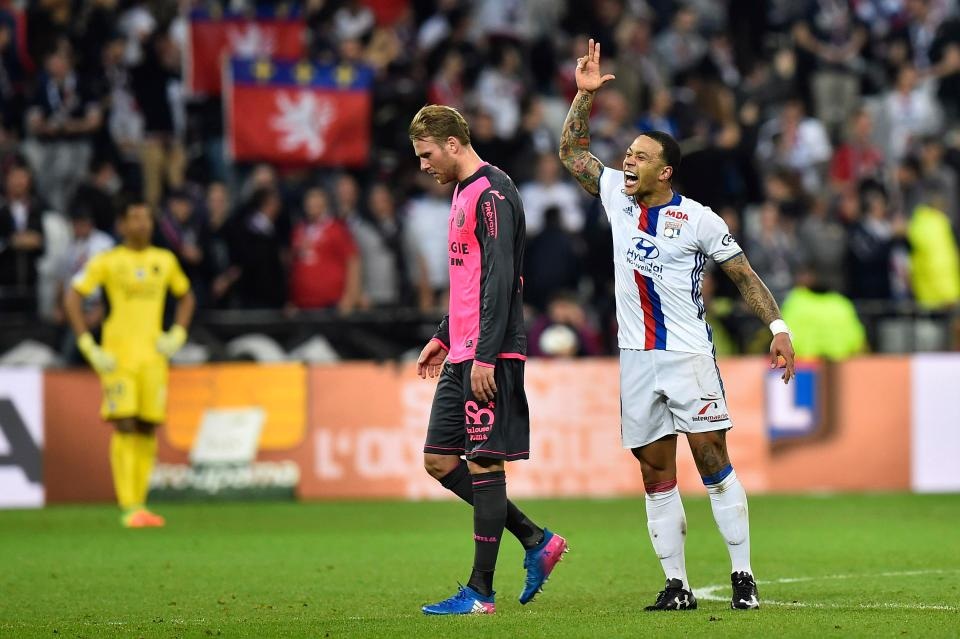 Memphis Depay ghi siêu phẩm từ giữa sân vào lưới Toulouse