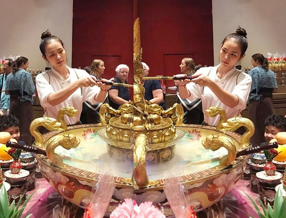 Diệp Bảo Ngọc dặn con hạn chế dùng tay trái khi đến Singapore - 3 Diệp Bảo Ngọc dạy con trai nghi lễ tắm Phật.