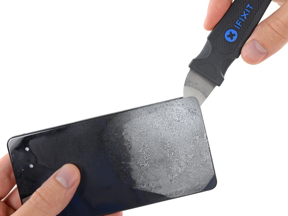 Tuy nhiên, khả năng tháo mở cực kỳ khó, chỉ cần sơ sảy có thể gây vỡ nắp lưng