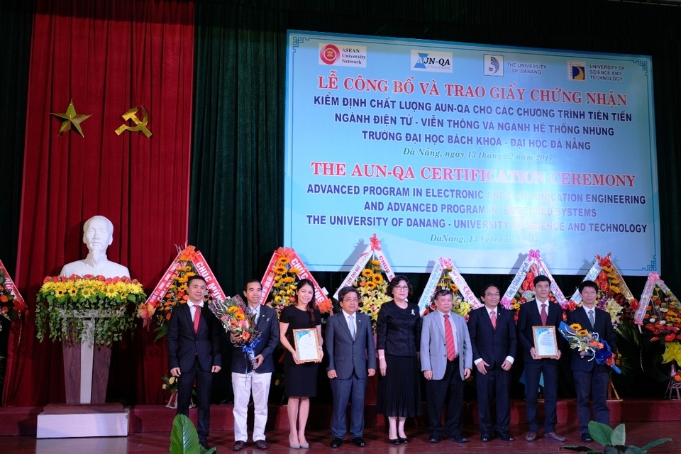 Lễ trao giấy chứng nhận đạt chuẩn chất lượng AUN- QA đến hai chương trình tiên tiến ngành Điện tử - viễn thông và Hệ thống nhúng của ĐH Bách khoa Đà Nẵng diễn ra sáng 13/2