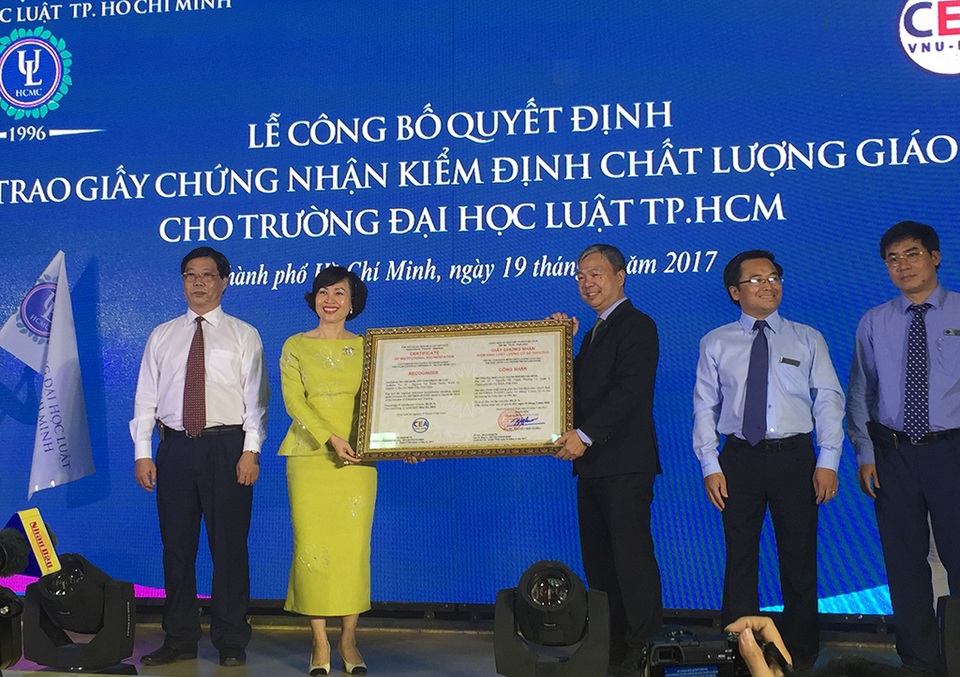 Thêm hai trường đại học đạt chuẩn kiểm định chất lượng giáo dục - 1 Trường ĐH Luật TPHCM nhận chứng nhận đạt chuẩn kiểm định chất lượng giáo dục