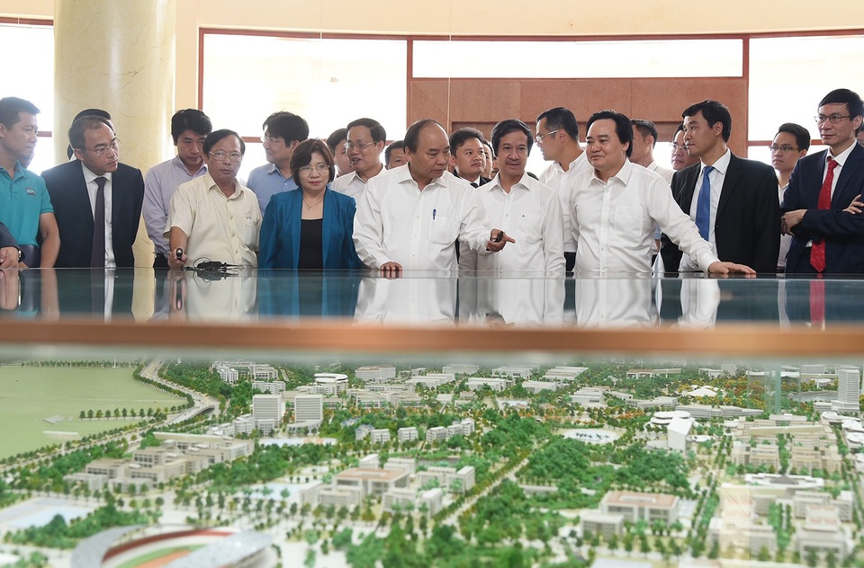 Thủ tướng: Dồn lực tập trung phát triển 3 đại học lớn - 1
Thủ tướng Nguyễn Xuân Phúc thăm mô hình quy hoạch khu đô thị Đại học quốc gia Hà Nội tại Hòa Lạc.