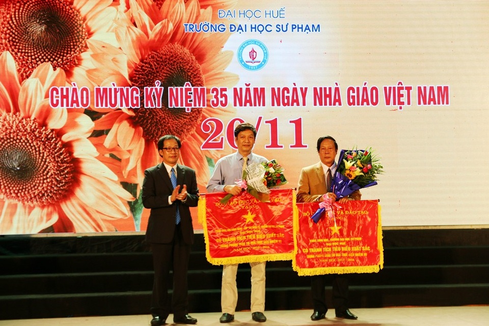 Rộn ràng tiếng hát sinh viên sư phạm Huế mừng ngày Nhà giáo - 1 TS. Lê Anh Phương, Hiệu trưởng trường Đại học Sư phạm – Đại học Huế trao cờ thi đua cấp bộ cho những tập thể xuất sắc