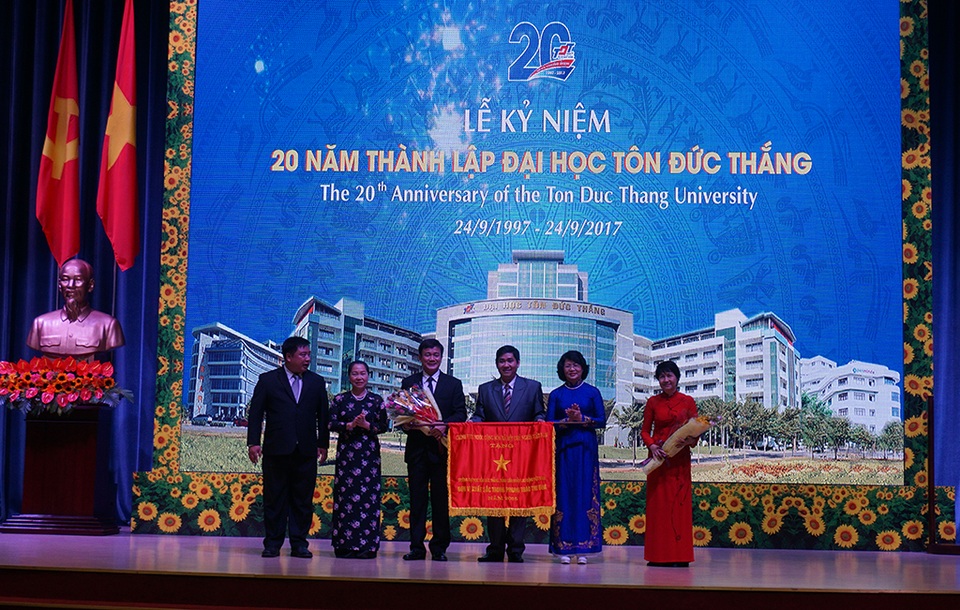 “Trường đại học phải tạo điều kiện cho giảng viên sống được với nghề” - 2 Tập thể trường ĐH Tôn Đức Thắng nhận Cờ thi đua của Chính phủ