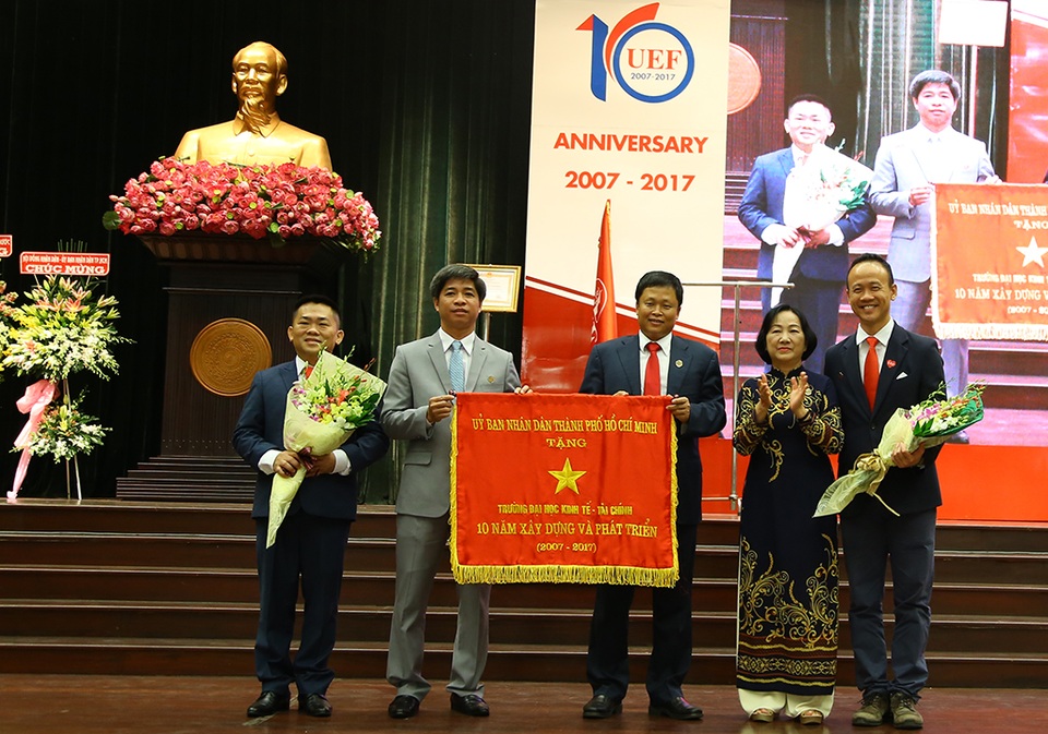 “Trường đại học phải tạo điều kiện cho giảng viên sống được với nghề” - 3 Trường ĐH Kinh tế - Tài chính TP.HCM nhận Huân chương lao động hạng ba