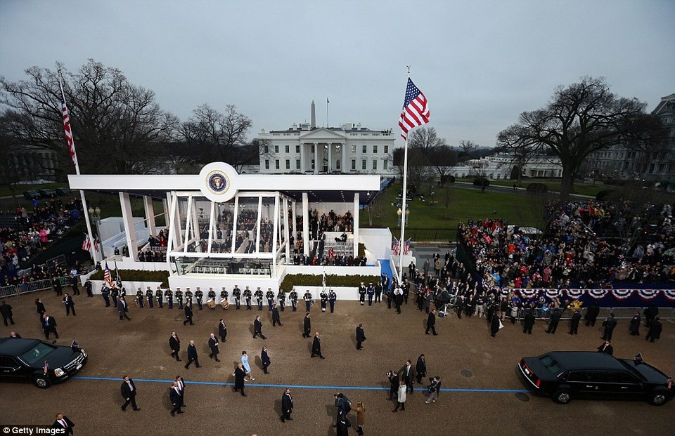 Diễu hành hộ tống tân Tổng thống Trump về Nhà Trắng - 10
Đoàn diễu hành tới Nhà Trắng khoảng 5 giờ chiều cùng ngày. (Ảnh: Getty)